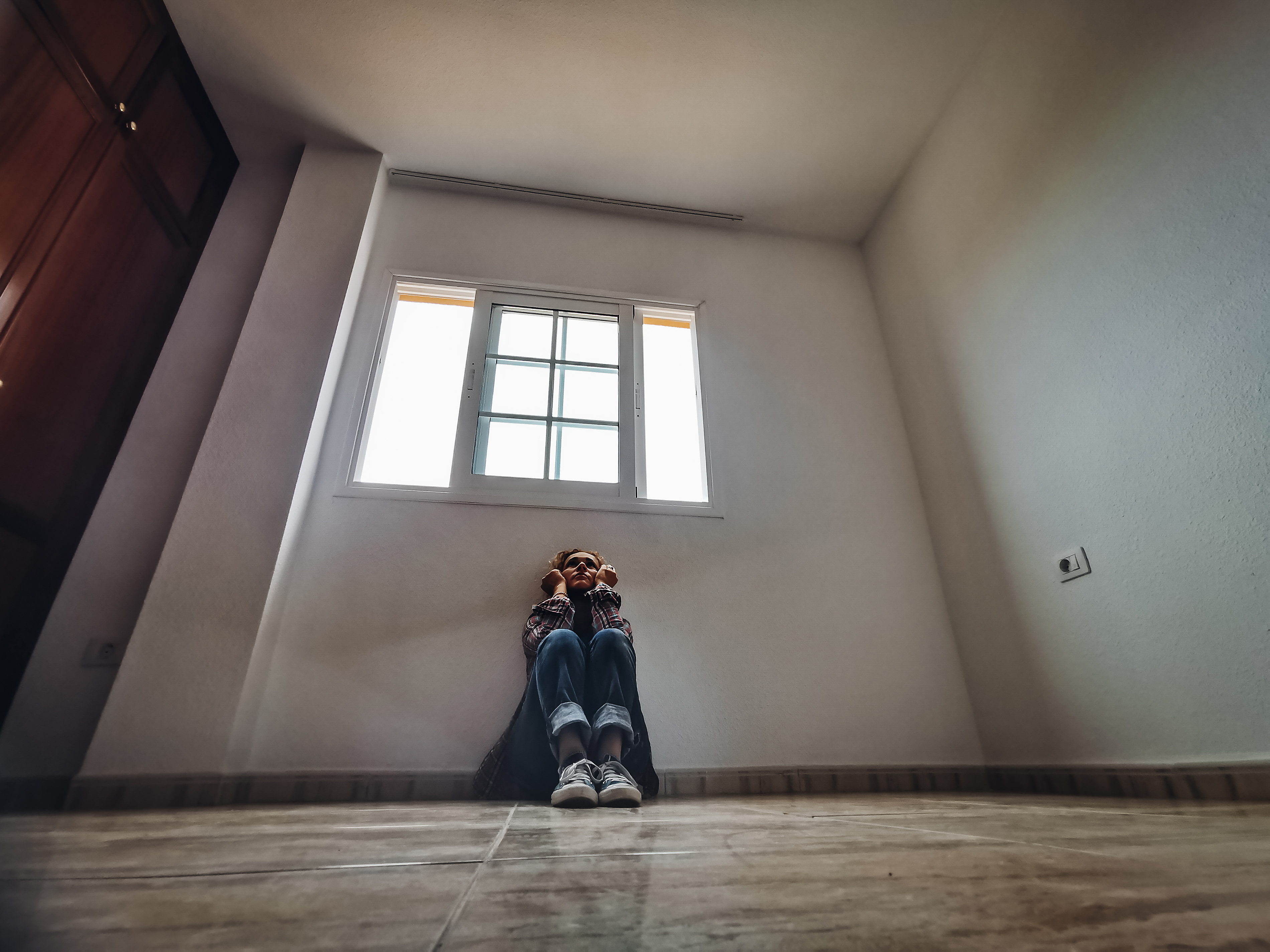 ¿Si un menor nació en casa con la ayuda de una partera qué se debe hacer?